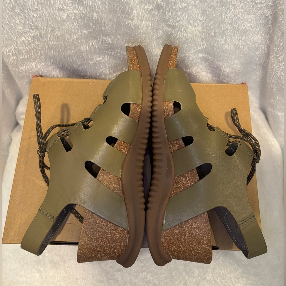 🤎 🆕 NEW IN BOX BIONICA Sorena Ghillie Wedge Sandal - Olive Leather 🤎 - Picture 5 of 8